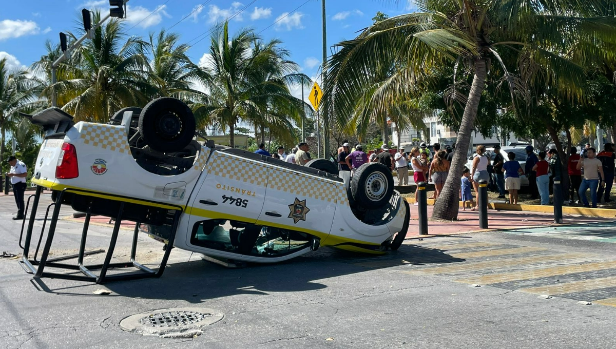 Camioneta de tránsito choca contra carro particular y vuelca en Cancún