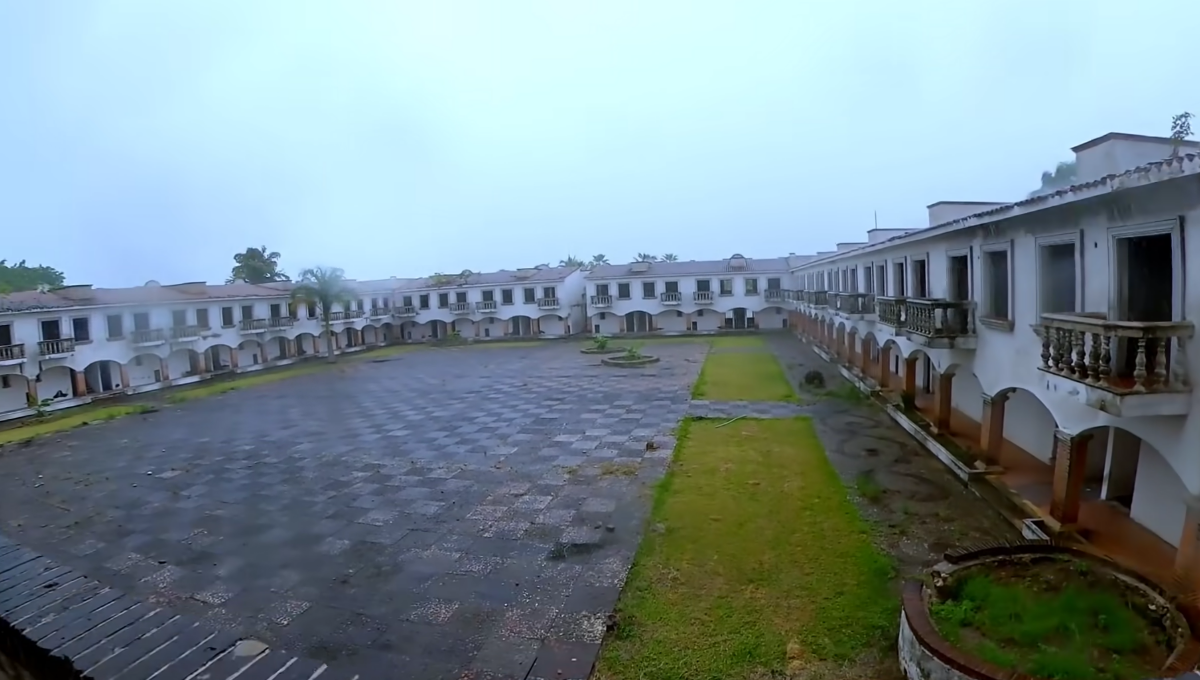 Así es el hotel abandonado más grande de México en Bacalar
