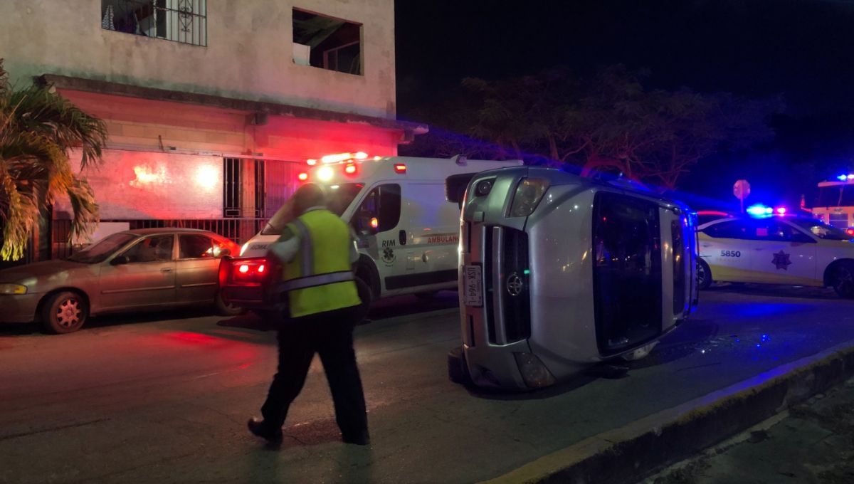 Conductora se 'vuela' semáforo y termina volcada en Cancún