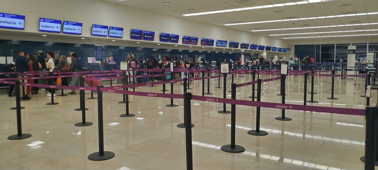 Por ceniza del Popocatépetl, cancelan y retrasan vuelos en el aeropuerto de Mérida