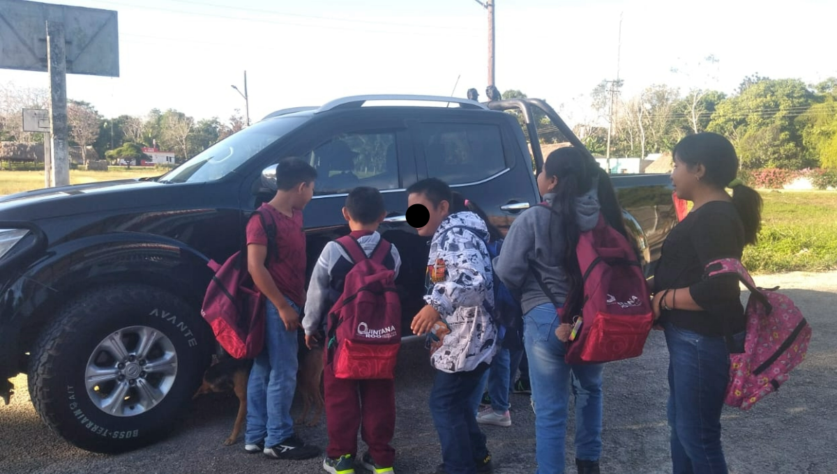 El grupo de estudiantes llegó desde temprana hora, ya que se les había prometido que a partir de este martes tendrían un profesor de base.