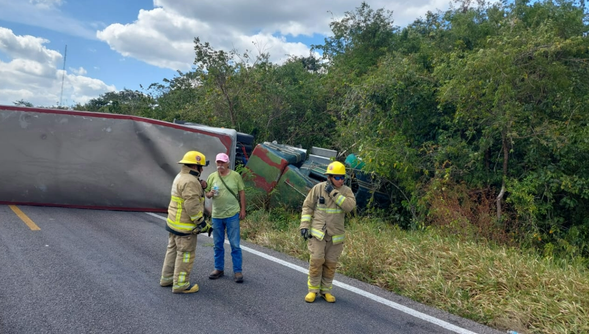 Tráiler con familia a bordo se accidenta en la carretera federal Cancún-Mérida