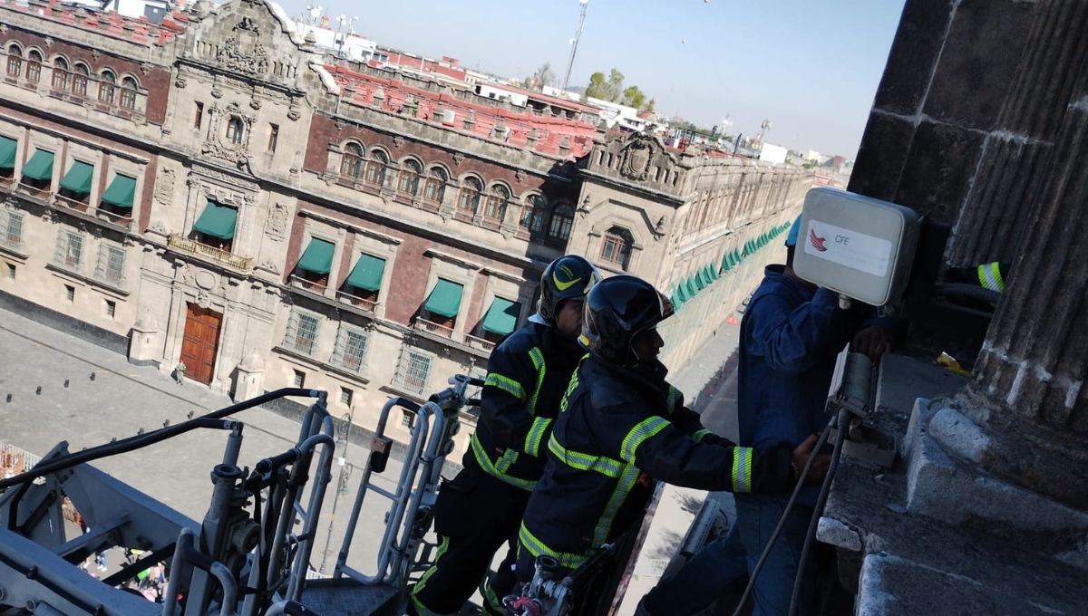 Hombre amenazó con suicidarse en pleno Zócalo de la Ciudad de México