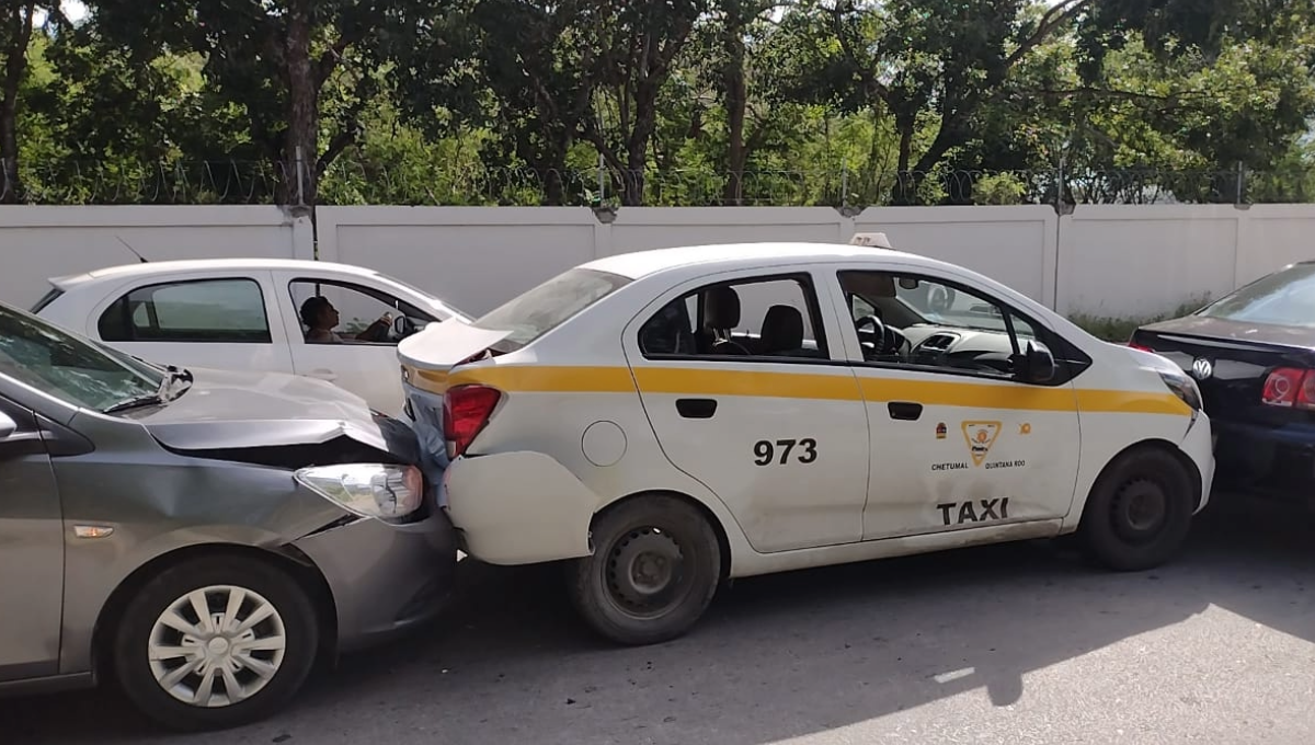 Conductor a exceso de velocidad provoca carambola en Chetumal