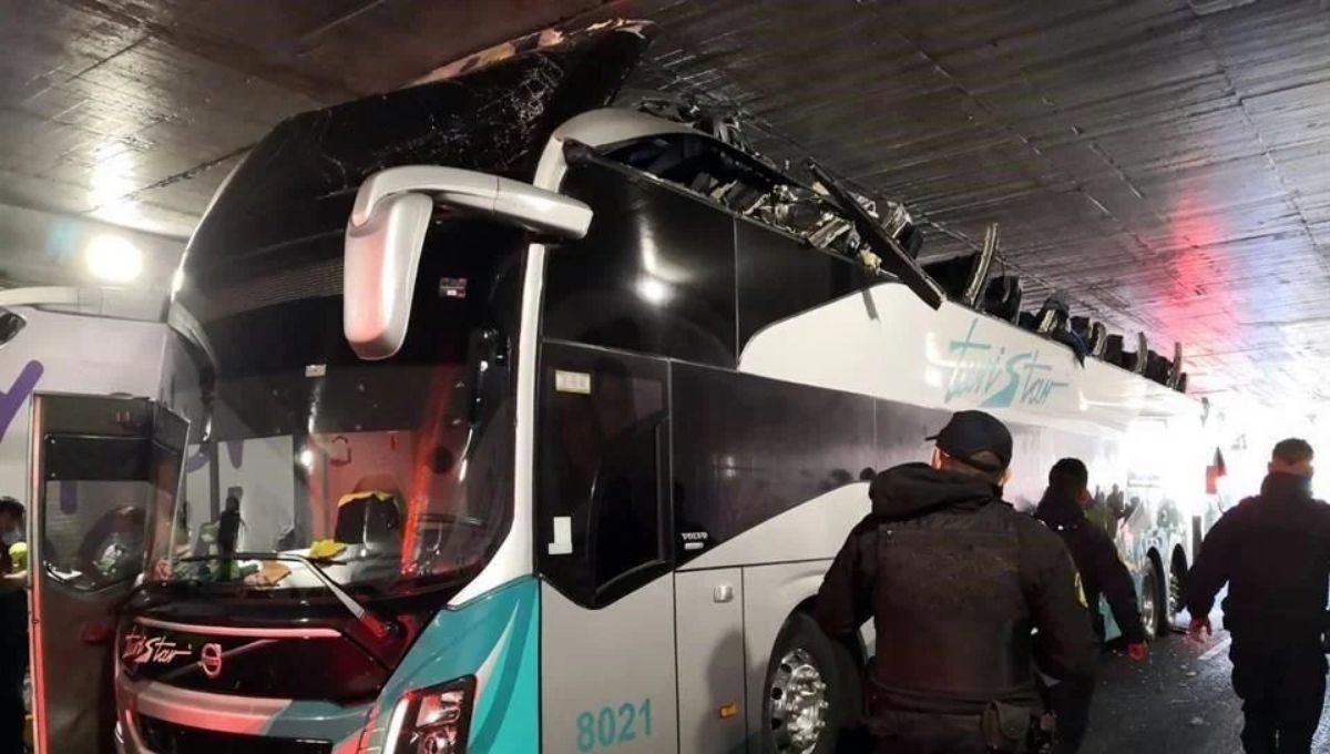 Autobús turístico queda atrapado en bajopuente de Viaducto, en CDMX
