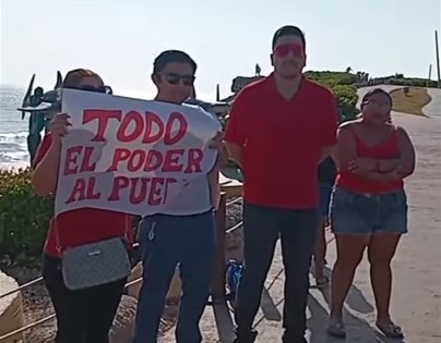 Militantes del PT se manifiestan en Isla Mujeres por invalidez del Congreso