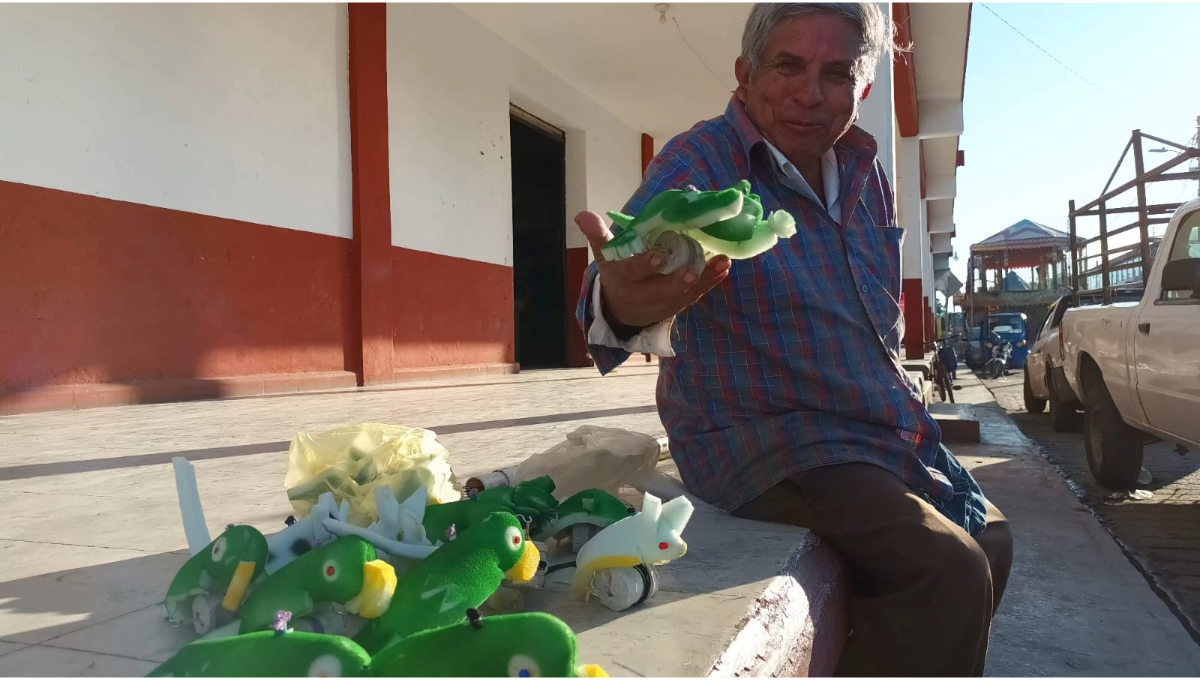 Abuelito de Motul conserva legado de su familia; crea juguetes de esponja