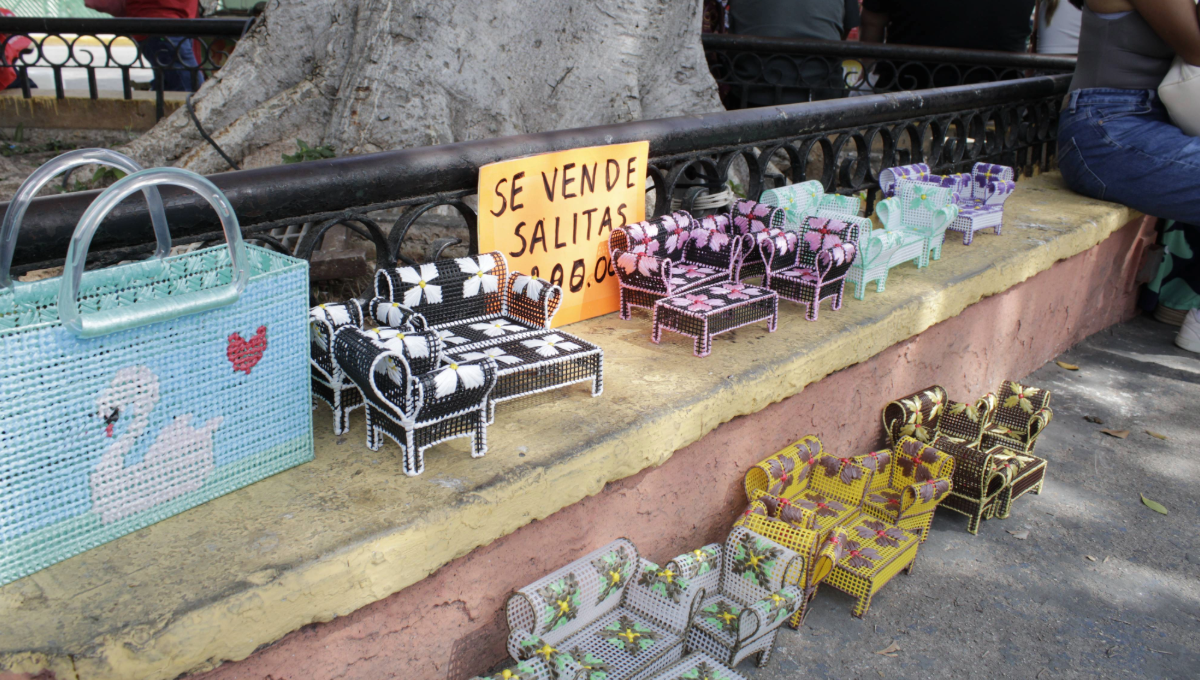 Artesana se roba la atención de las personas con sus 'mini salas' en la Plaza Grande de Mérida