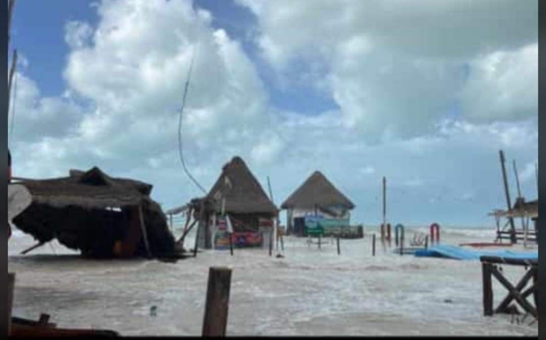 Holbox bajo el agua con el paso del frente frío número 32 en Quintana Roo