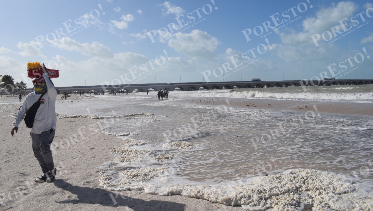 Mar comienza a invadir la costa de Progreso, Yucatán, por los 'vientos huracanados'