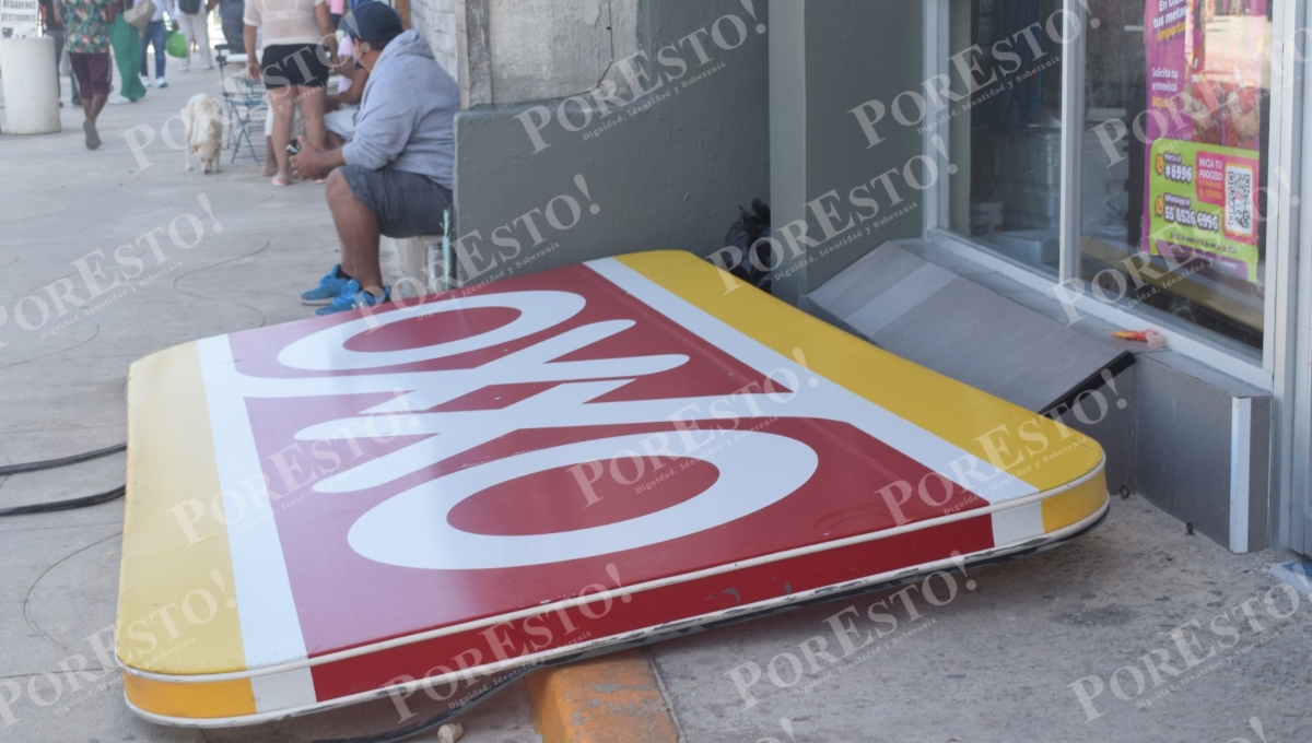 Letrero de un Oxxo casi cae sobre una mujer y su hija en el malecón de Progreso