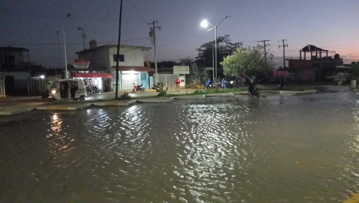 Frente Frío 32 provoca que el agua invada el Malecón de Chiquilá en Quintana Roo