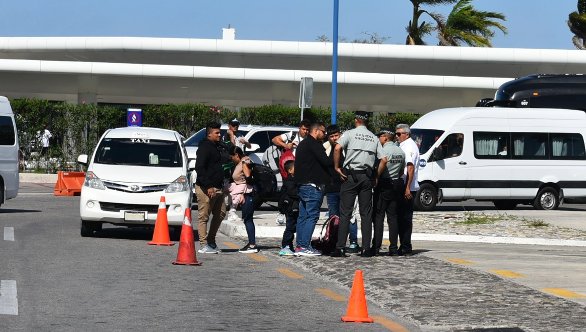 Aeropuerto de Cancún: Turistas colombianos denuncian abuso de taxista