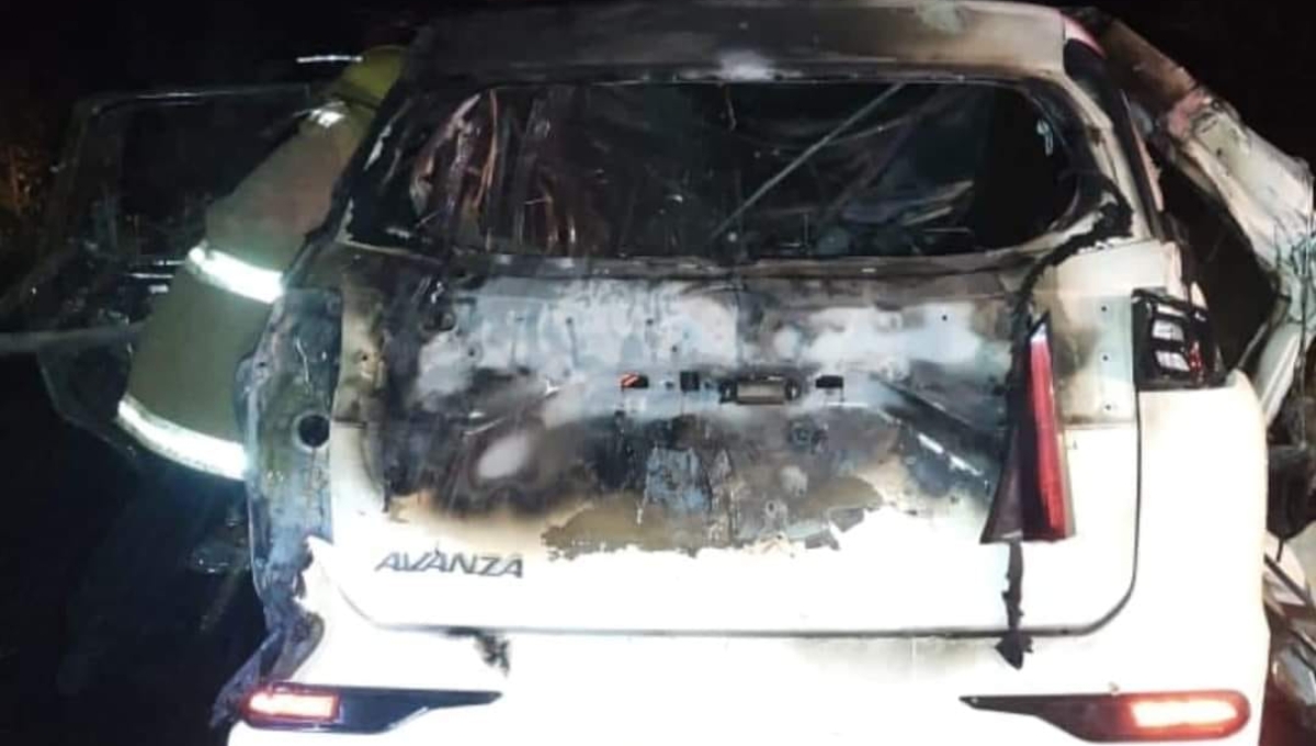 Pareja muere calcinada tras el incendio de su auto en la vía Mérida-Valladolid
