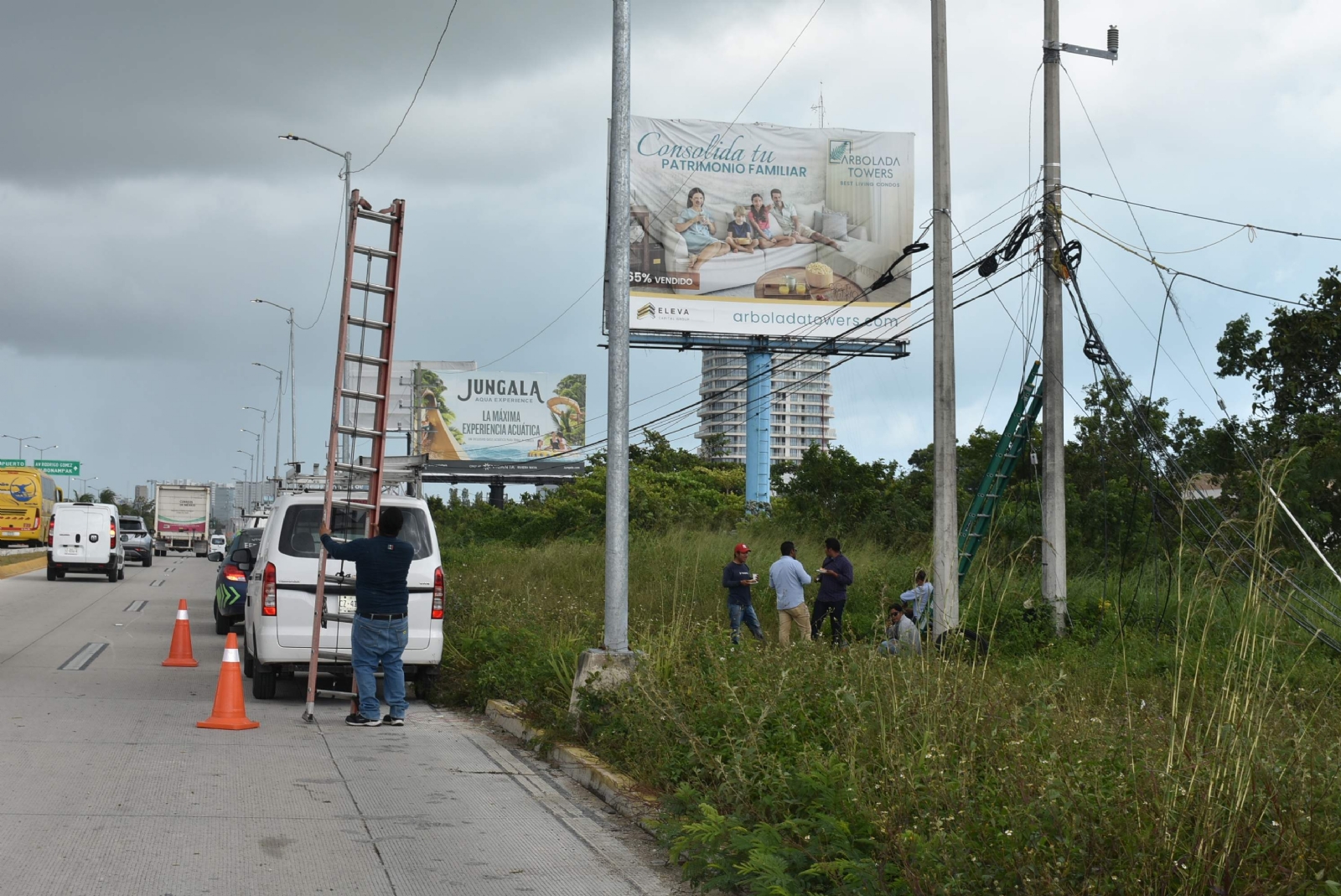Desplome de espectaculares en Cancún desata señalamientos contra las autoridades