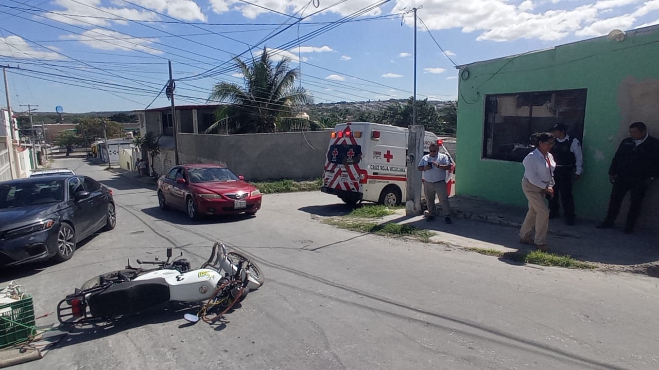 Motociclista se pasa el alto y provoca accidente en Campeche