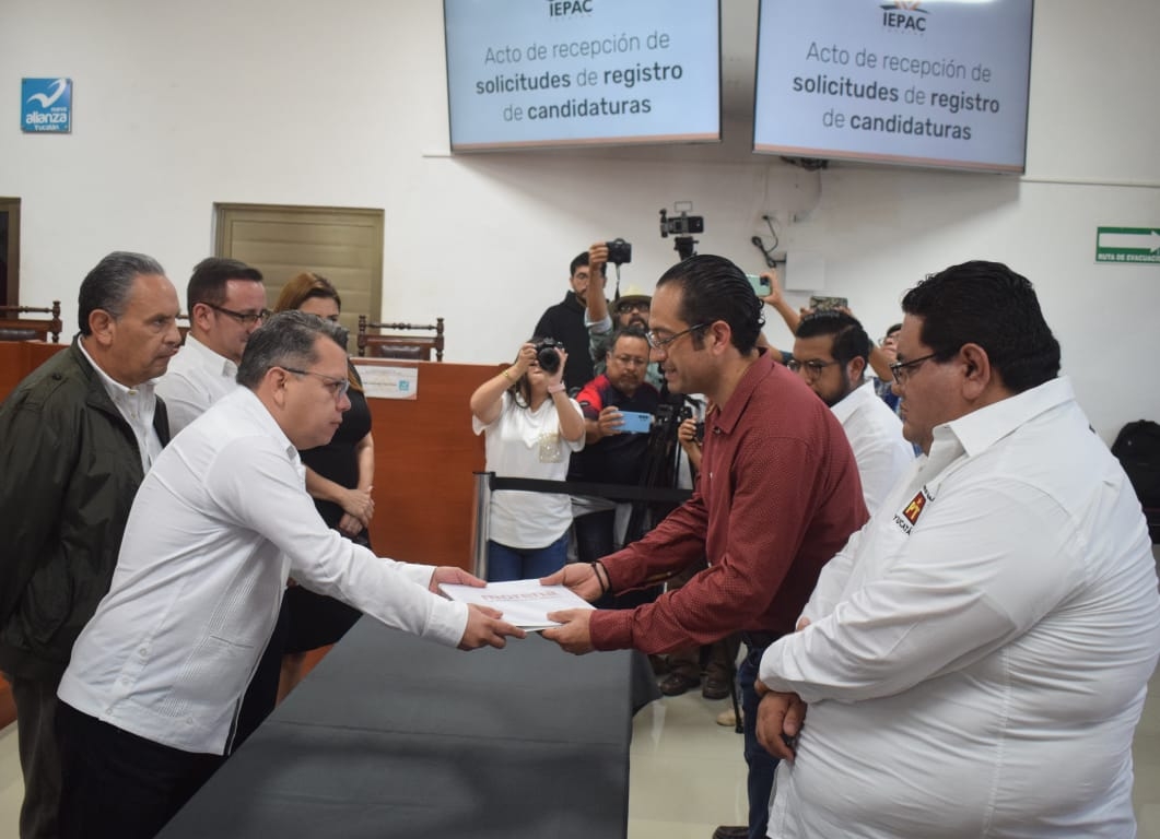 El registro fue entregado por el dirigente de Morena y PT en Yucatán