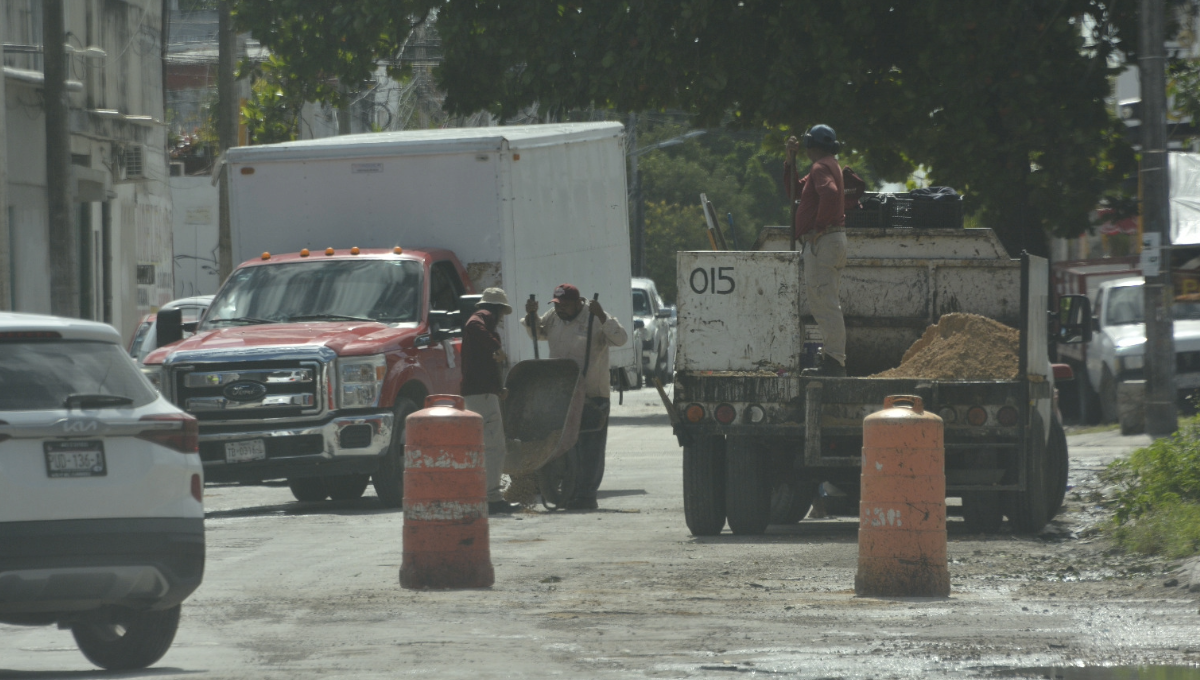 Una cuadrilla de trabajadores del Gobierno municipal llevó a cabo labores de bacheo entre las avenidas Talleres y Leona Vicario.