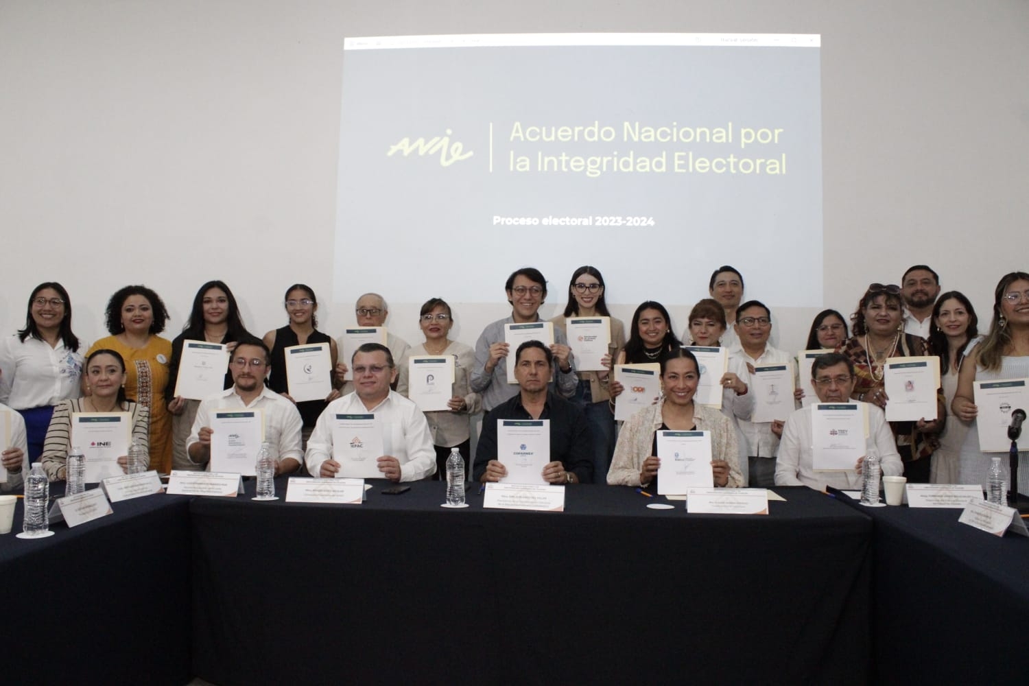 El acuerdo involucra a organismos civiles, incluyendo universidades, autoridades electorales y el sector empresarial yucateco