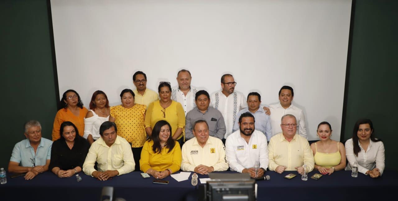 Jesús Zambrano, líder del PRD, llega a Quintana Roo a designar a candidatos