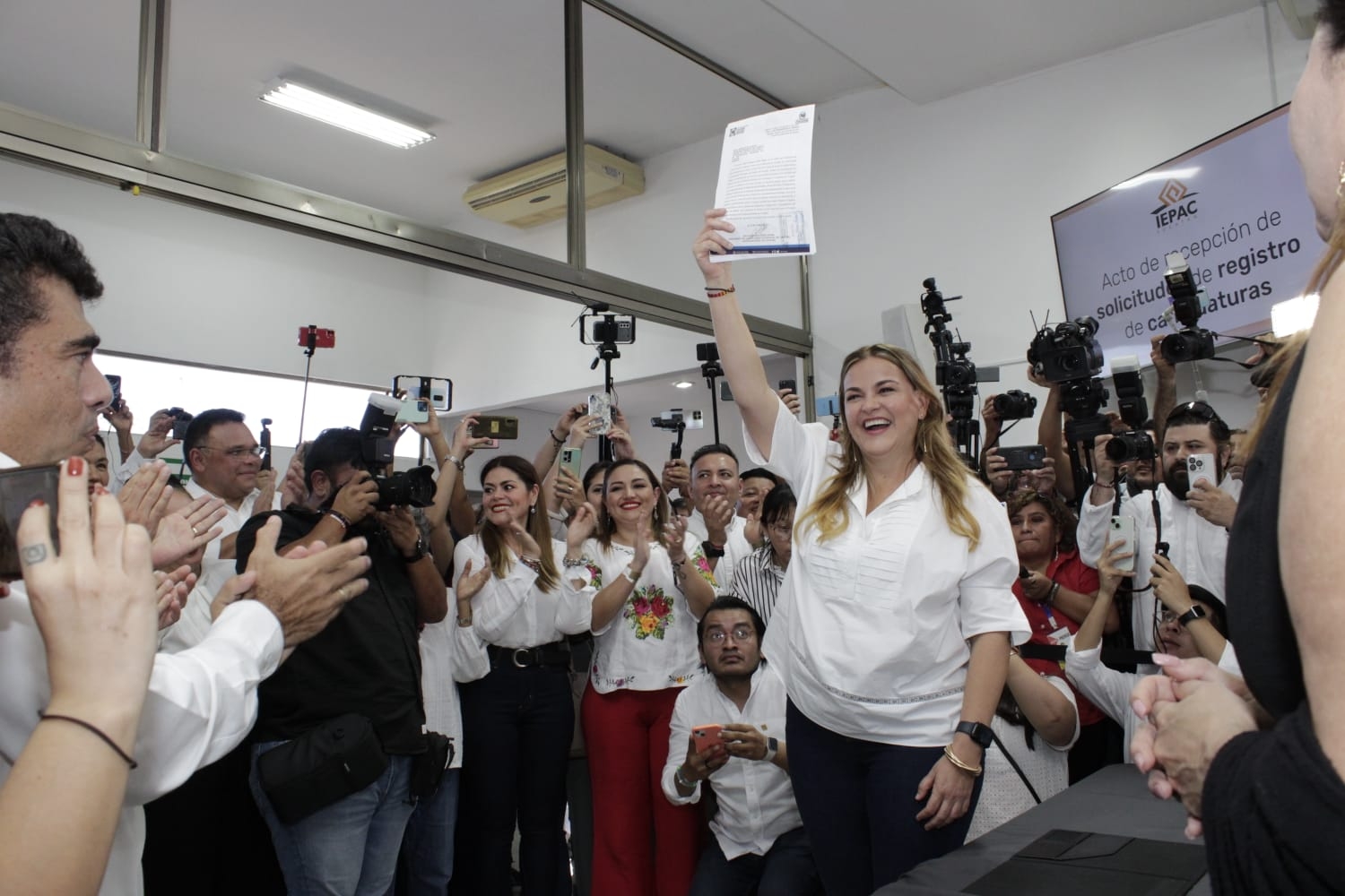 Cecilia Patrón se registra como candidata a la Alcaldía de Mérida ante el Iepac