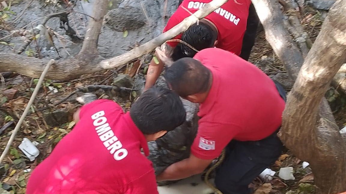 Rescatan a un abuelito atrapado dentro de un fango en Campeche