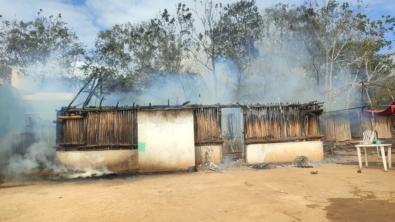 Hombre pierde su casa de madera y huano tras incendiarse en Sucopó, Tizimín
