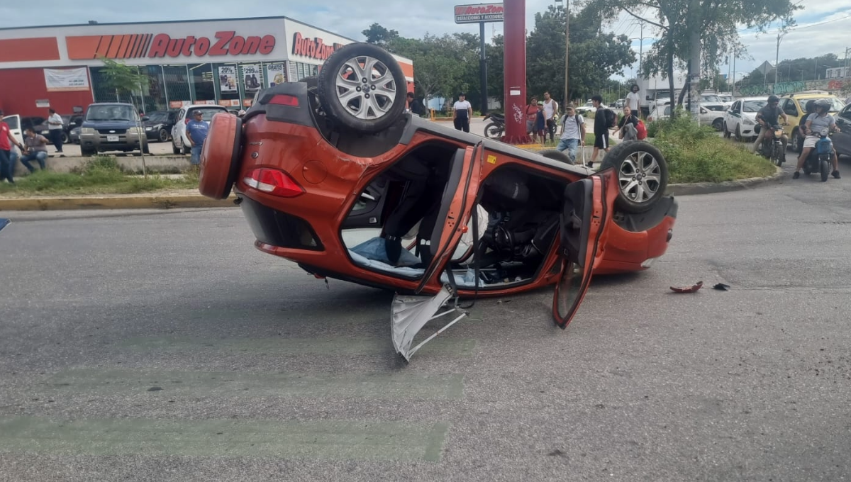 Vuelca carro en Cancún luego de ser impactado por un taxi