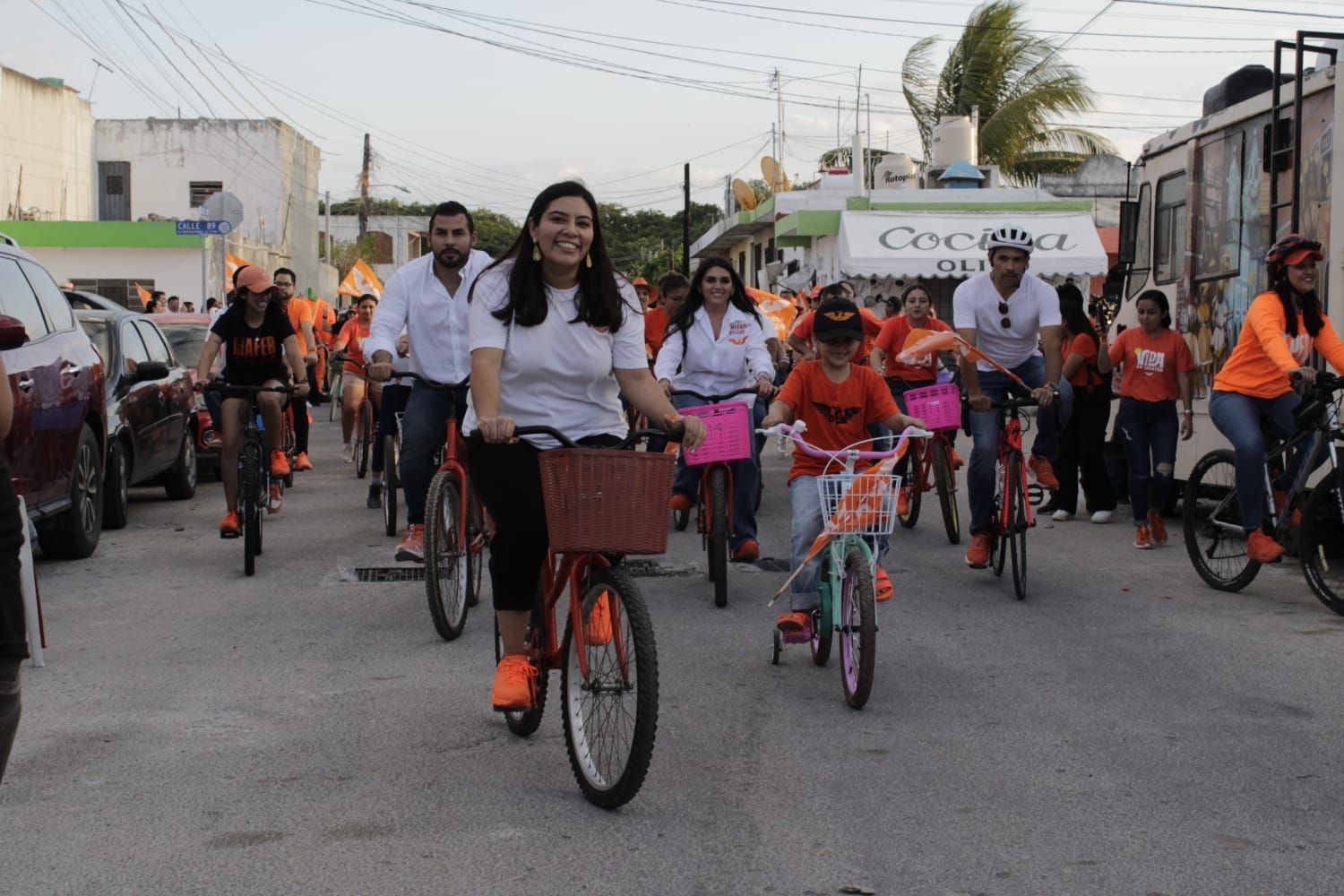 En bicicleta, Vida Gómez, candidata de Movimiento Ciudadano, inicia su campaña a la gubernatura de Yucatán