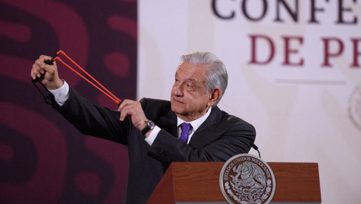 Andrés Manuel López Obrador exhibió resortera y proyectiles usados en el ataque a Palacio Nacional
