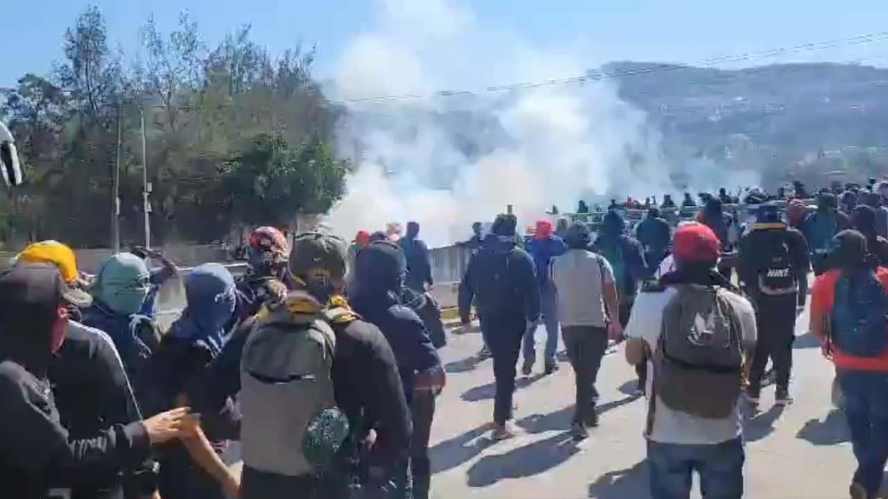 Normalistas atacan Fiscalía de Guerrero: Suman 15 personas heridas con unas bombas molotov