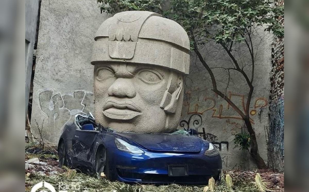 Captan cabeza Olmeca aplastando lujoso Tesla en la CDMX