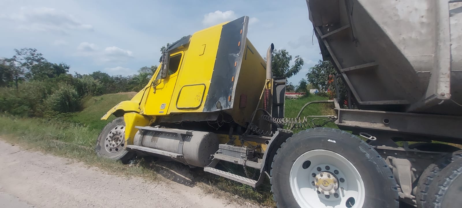 Camionero da un 'volantazo' para no chocar contra otra unidad en la vía Escárcega-Villahermosa