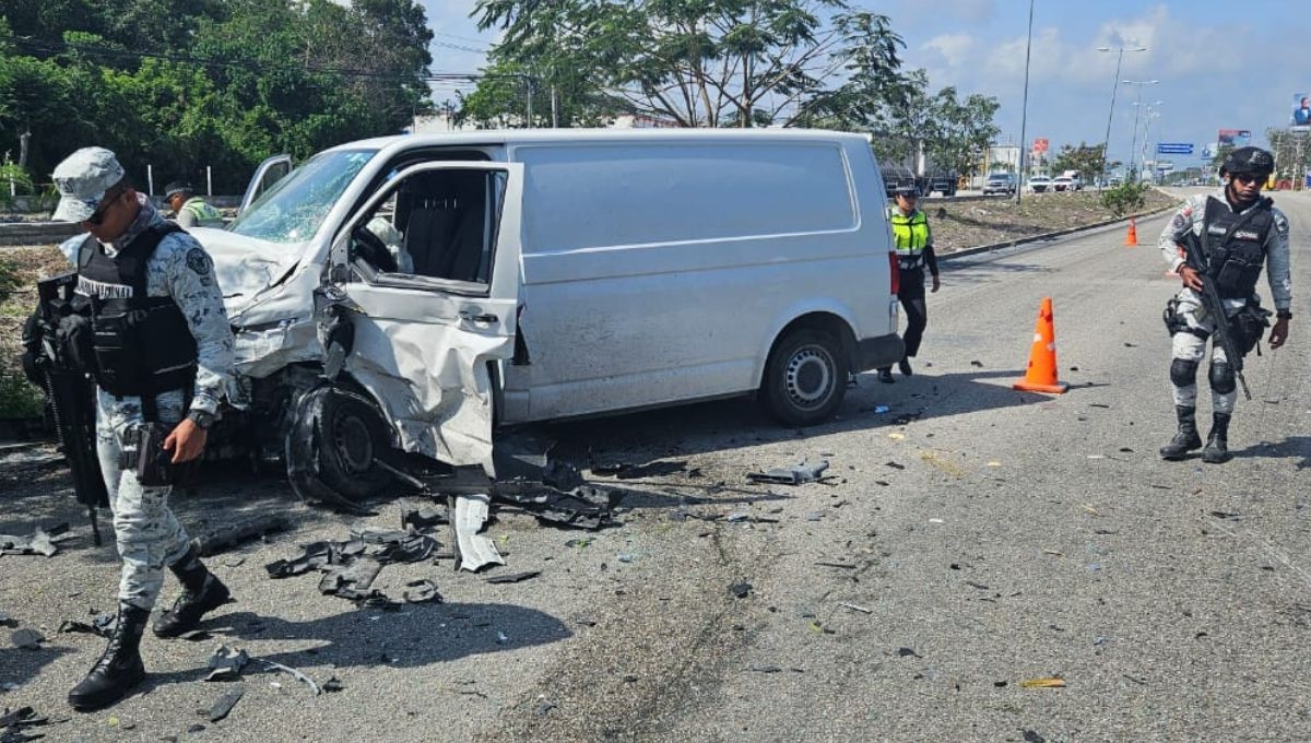 Conductor de camioneta turística ocasiona aparatoso accidente en Puerto Morelos