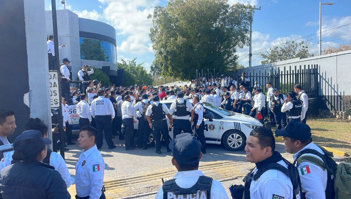 Policías de cinco municipios se unen a la huelga en Campeche
