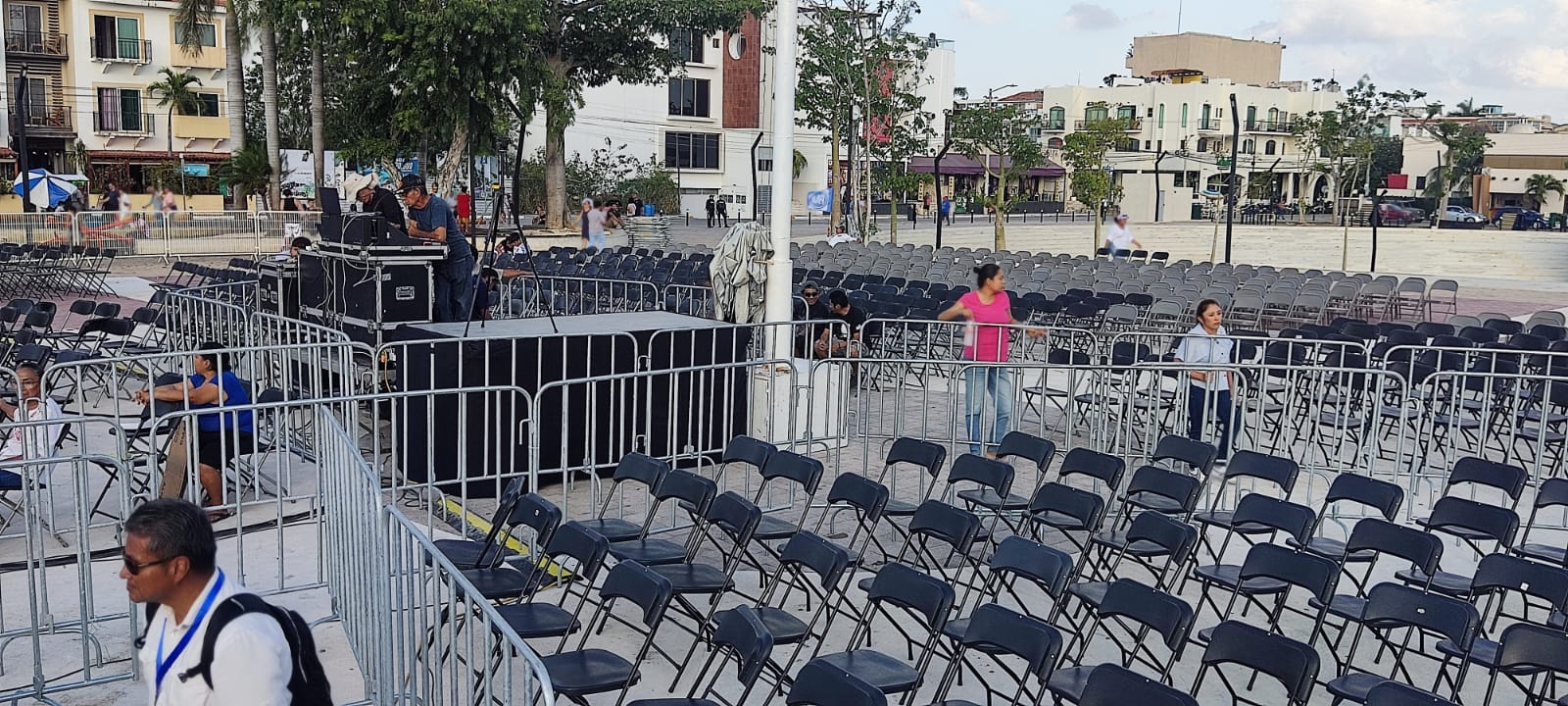 A media hora de comenzar el evento, Xóchitl Gálvez aún no recibe público en Playa del Carmen
