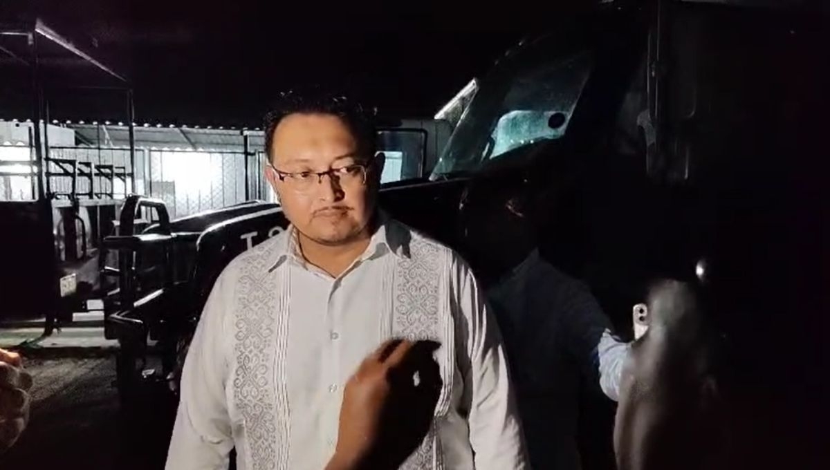 José Luis Flores Pacheco, diputado federal, dialoga con policías en huelga de Campeche