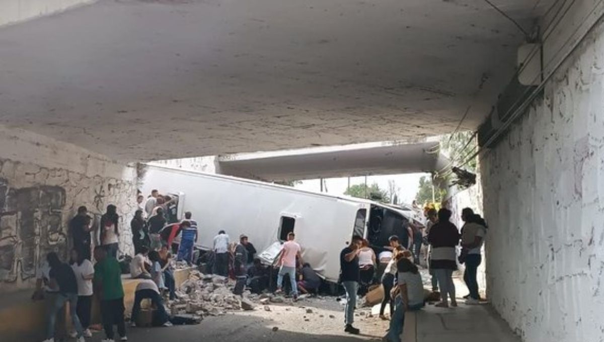 Autobús cae de puente en la carretera México-Pirámides; accidente habría dejado tres muertos
