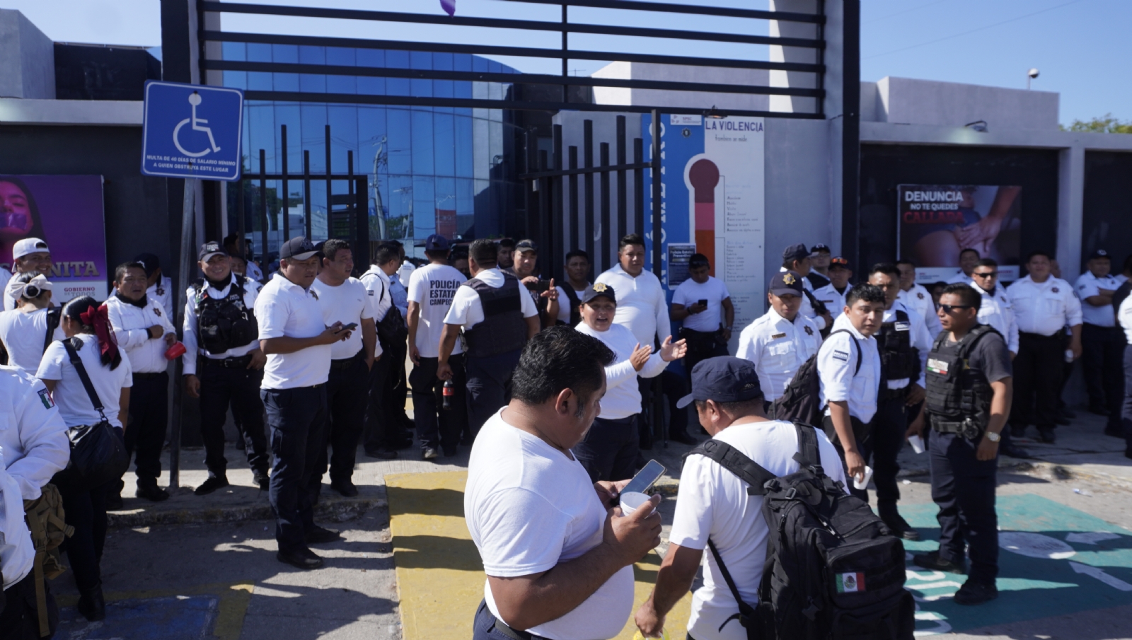 Policías de Campeche suman 48 horas de protesta; paro divide a la población