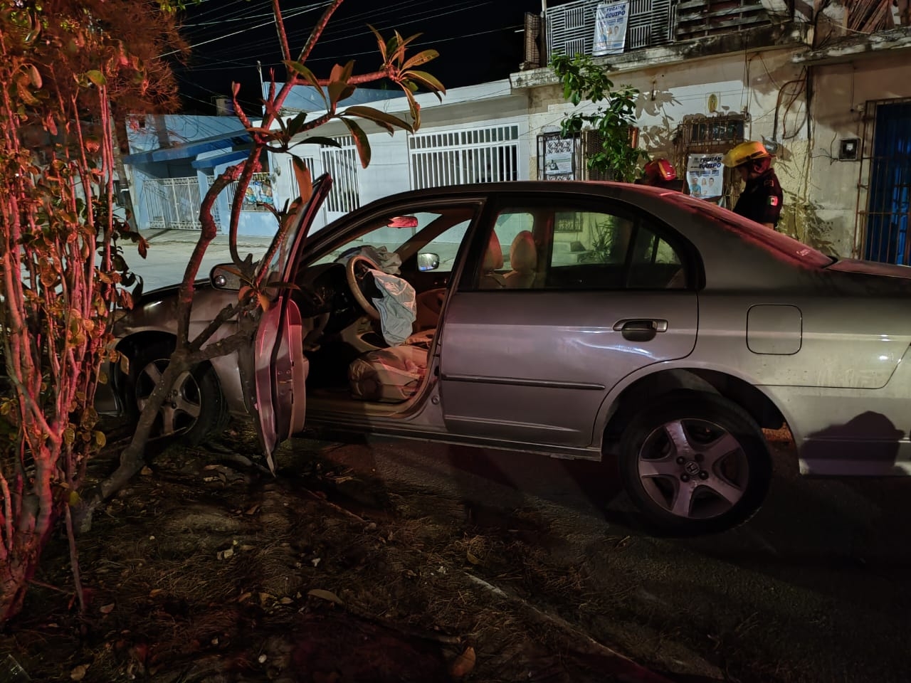 Choque entre dos autos en Progreso deja graves daños materiales