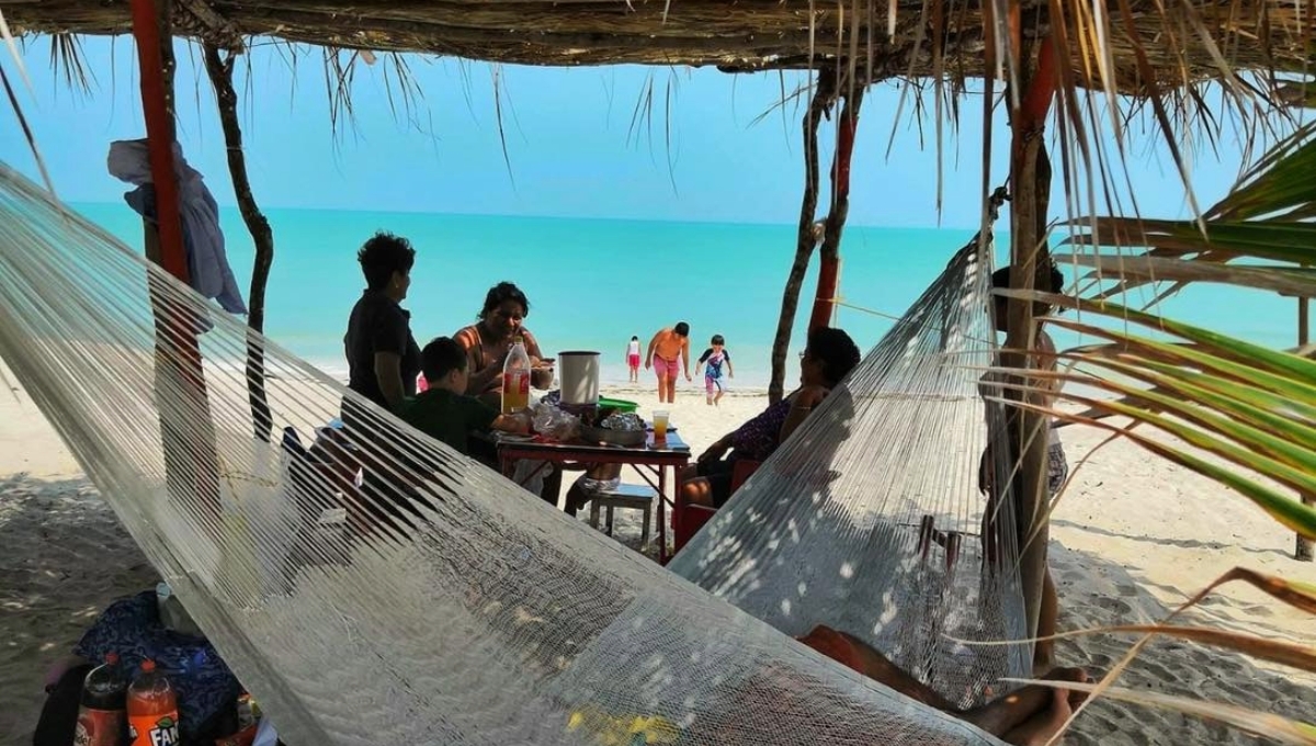 Campeche: Playas de Sabancuy 'rebosaron' de bañistas ante las altas temperaturas