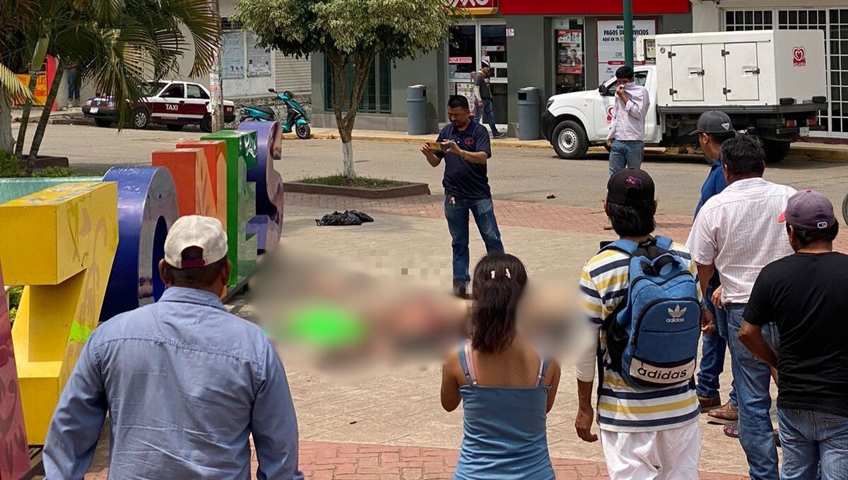 Sujetos dejan restos humanos y detonan armas de fuego frente al palacio municipal de Cazones de Herrera en Veracruz