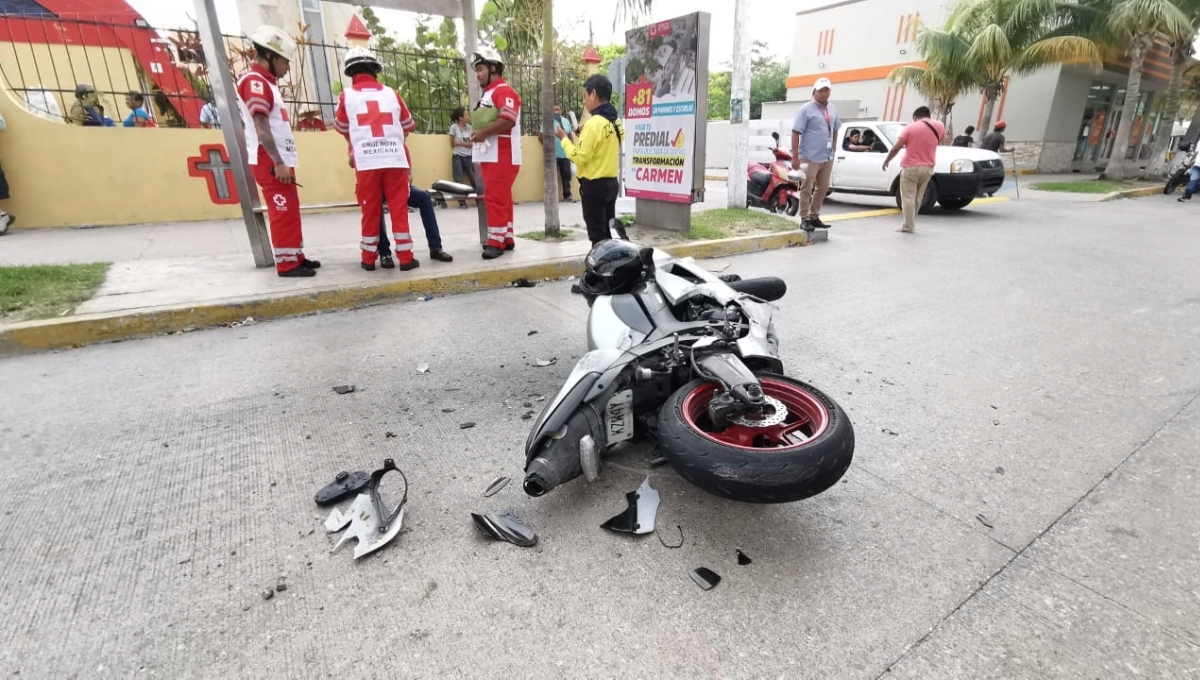 El motociclista fue auxiliado por paramédicos de la Cruz Roja Mexicana