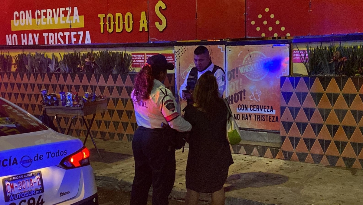 Clientes se niegan a pagar cuenta y los detienen en un bar de Campeche