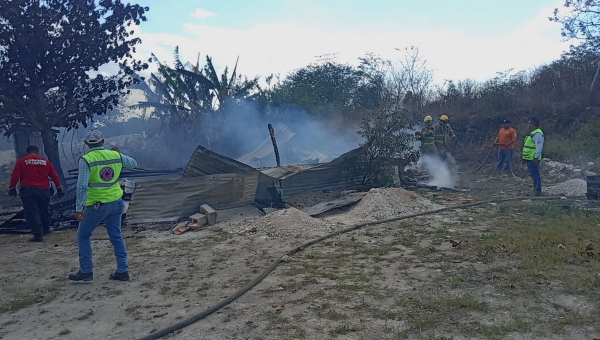 Familia de Campeche se queda sin casa tras incendiarse en la colonia Samulá