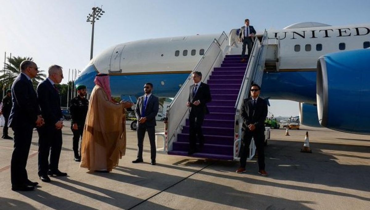 El secretario de Estado de Estados Unidos, Antony Blinken, llegó a Arabia Saudita y emprendió una gira por Medio Oriente para tratar de asegurar un alto el fuego en la guerra de Gaza