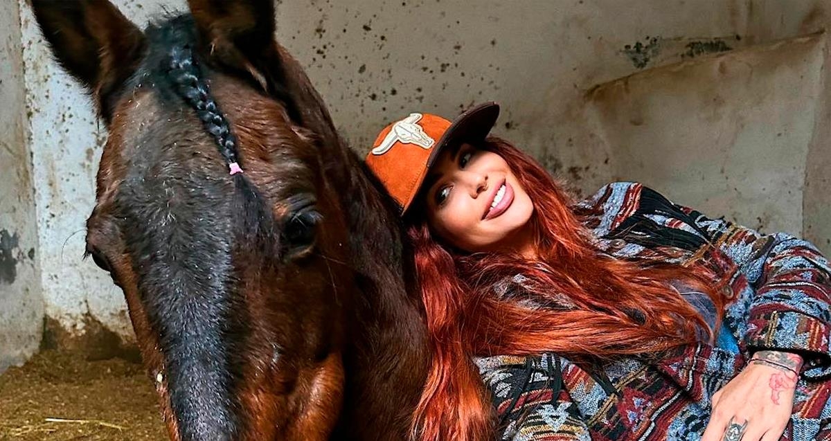 Elena Larrea se ganó muchas enemistades en su labor de rescatar a los equinos del maltrato animal
