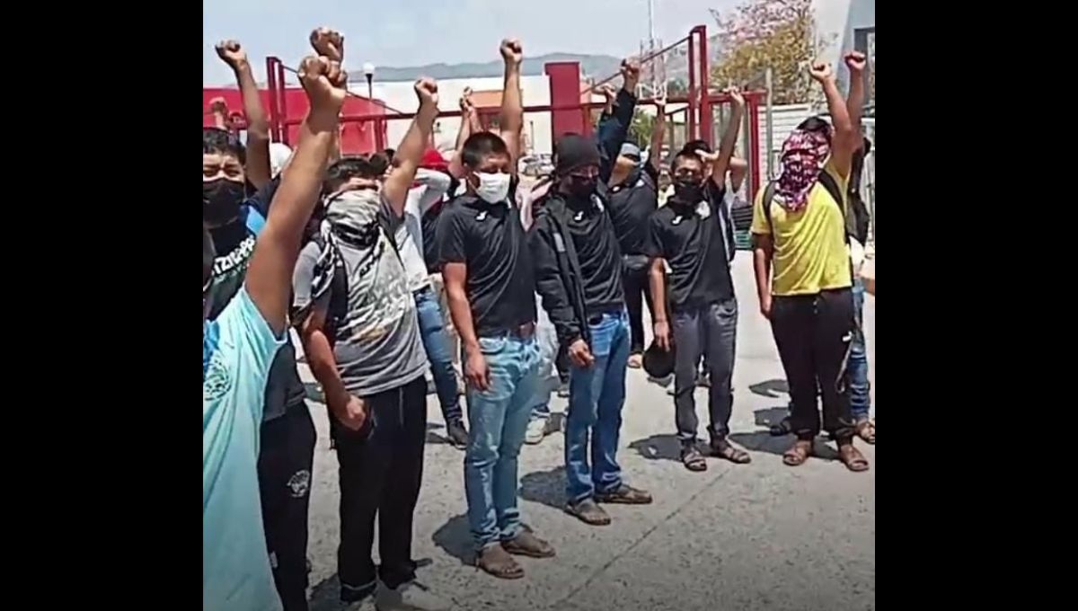Normalistas de Ayotzinapa se manifestaron afuera del Palacio de Gobierno en Chilpancingo, Guerrero, para exigir justicia por el asesinato de su compañero Yanqui Kothan Gómez