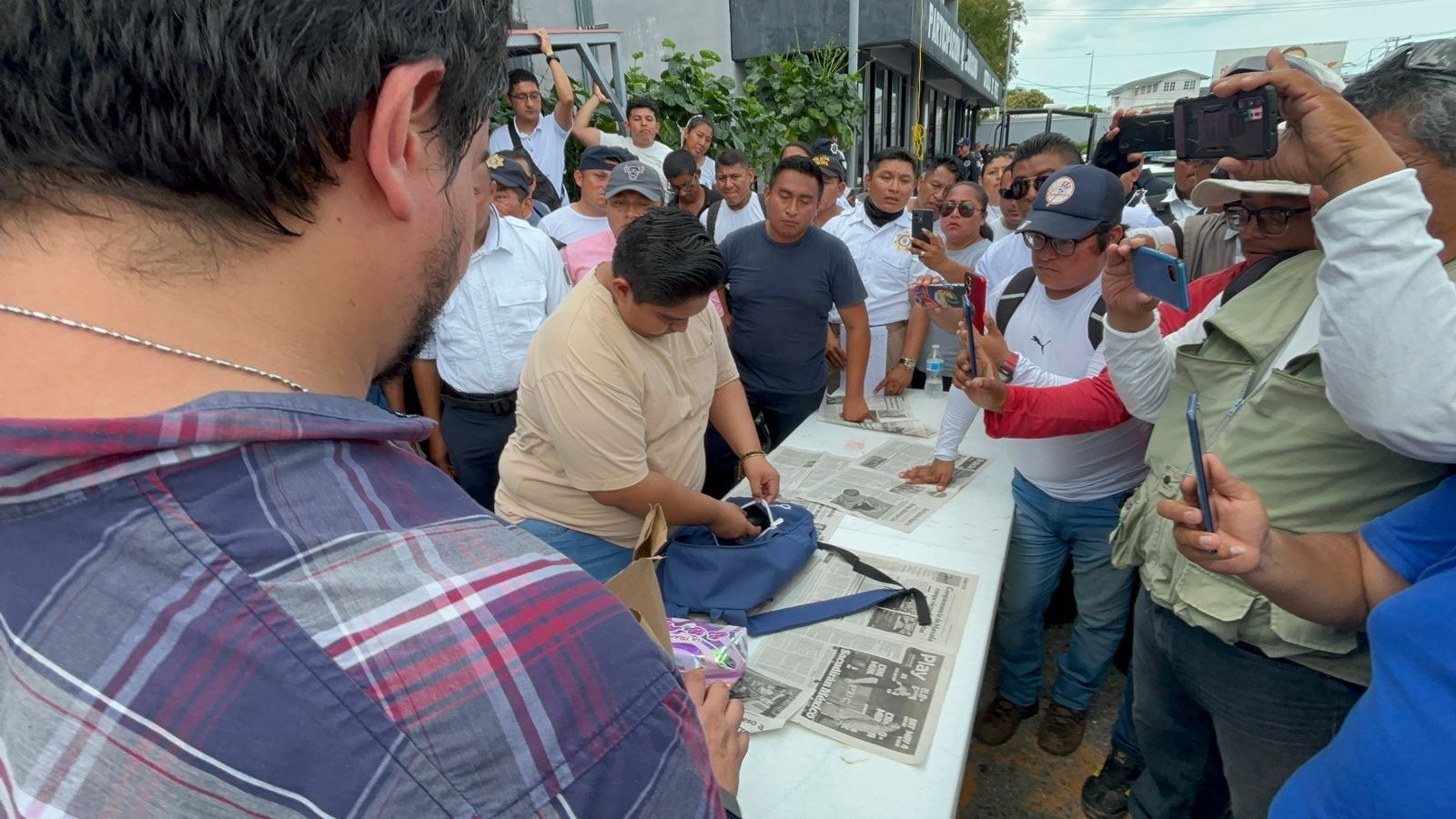 Los empleados de la policía de Campeche llevaban equipos telefónicos, discos duros, chips de telefonía, entre otros objetos