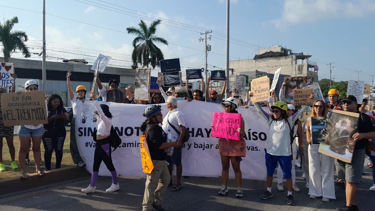 Ambientalistas cierran carretera en Playa del Carmen; exigen atención a problemas ecológicos